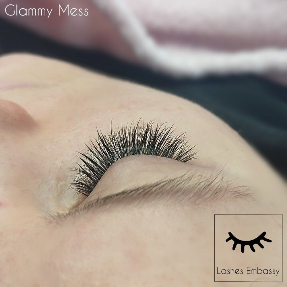 Gęste rzęsy w efekcie glammy mess